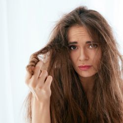 Dlaczego zimą elektryzują się włosy i jak temu zaradzić?
